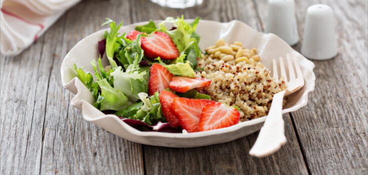 Quinoa con fresas y tomate