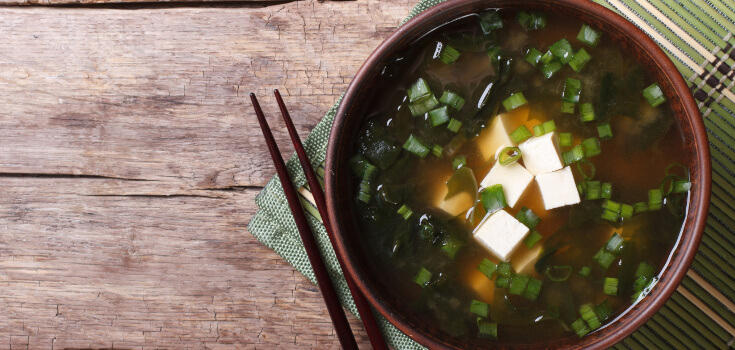Dashi con tofu y setas