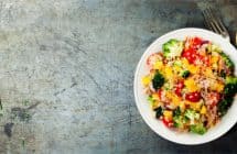 Ensalada de quinoa con brócoli, tomates y zanahoria