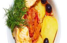 Emperador con verduras y aceitunas