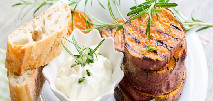 Batata al horno con salsa