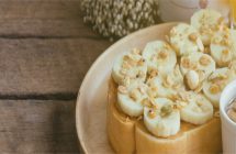 Sandwich de plátano, crema de cacahuete y miel