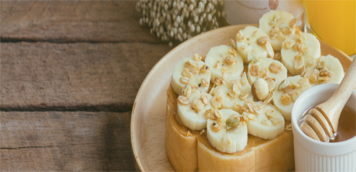 Sandwich de plátano, crema de cacahuete y miel