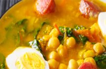 Sopa de tomate, huevos y garbanzos