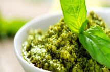 Pasta con pesto y aceitunas