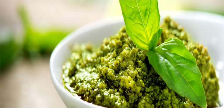 Pasta con pesto y aceitunas